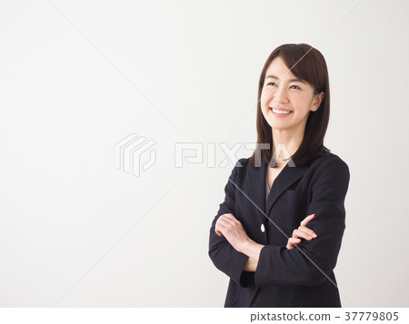 一名婦女的檔案有橫渡的胳膊的 37779805