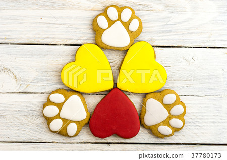Festive colorful gingerbread. Multicolored hearts. 37780173