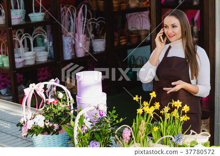 flower shop seller talking phone 37780572