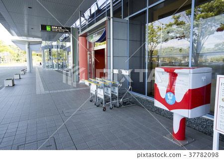 國內第一！福島縣福島機場奧特曼郵政設有小型飛機登機橋 37782098