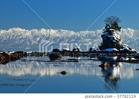 Tateyama山脈從冬天和amaharu海岸 Tateyama山脈從冬天和amaharu海岸 37782119