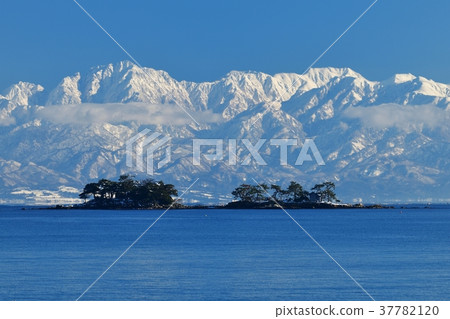 Rainbow Island and Tateyama Mountain Range from the Himi Coast in winter Rainbow Island and Tateyama Mountain Range from the Himi Coast in winter 37782120