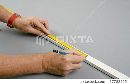 Handyman measuring 37782335