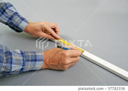 Handyman measuring Handyman measuring 37782336