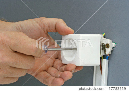 Installing a power outlet Installing a power outlet 37782339