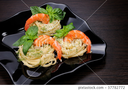 Nests of spaghetti with shrimp Nests of spaghetti with shrimp 37782772