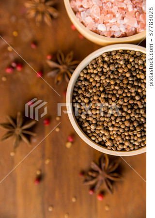 Himalayan salt and coriander seeds in bowls 37783028