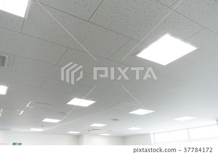 LED燈照亮的明亮天花板 37784172