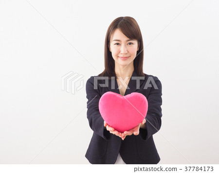 有桃紅色心臟的一名婦女 37784173