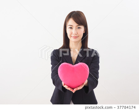 有桃紅色心臟的一名婦女 37784174