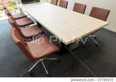 會議室角落的花朵飾有別緻的木紋內飾 37784255