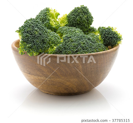 Broccoli isolated on white 37785315