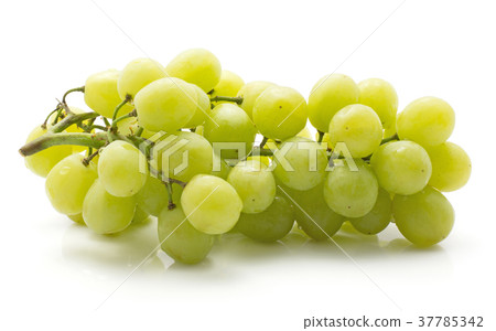 Green grape isolated on white 37785342