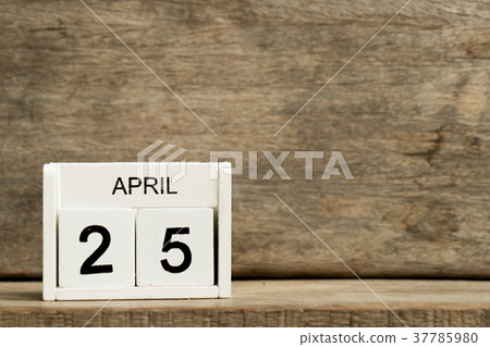 White block calendar present date 25 and April 37785980