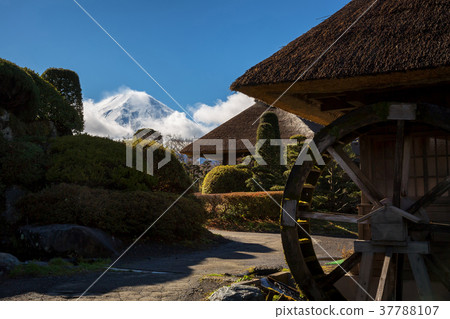 Oshino Hakkai village 37788107