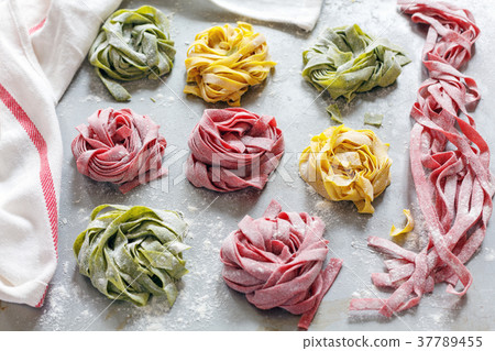 Homemade green, red and yellow pasta. 37789455