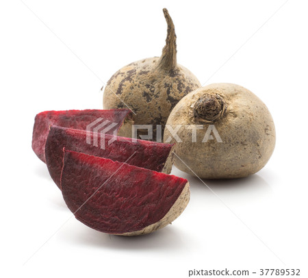 Raw beetroot isolated on white 37789532