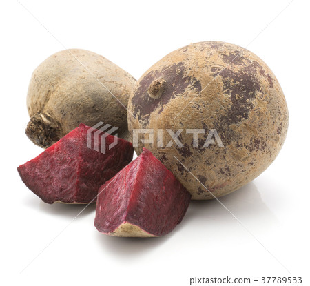 Raw beetroot isolated on white 37789533