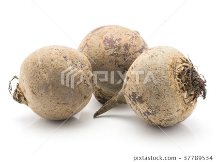 Raw beetroot isolated on white 37789534