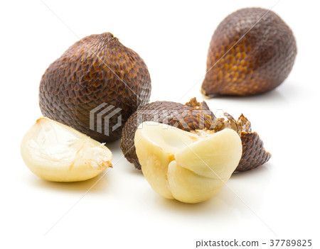 Fresh raw salak isolated on white 37789825