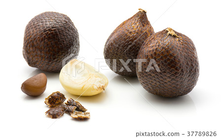 Fresh raw salak isolated on white 37789826