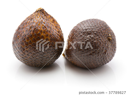 Fresh raw salak isolated on white 37789827