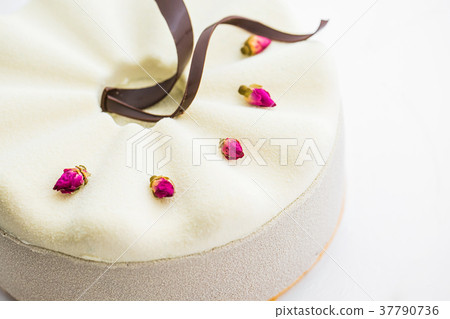 white cake with chocolate icing, food close-up white cake with chocolate icing, food close-up 37790736