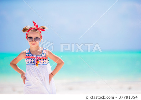 Portrait of little girl on the beach 37791354