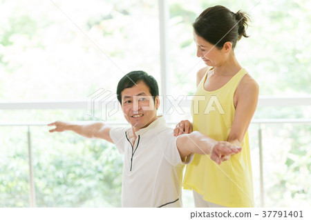 Middle couple fitness club image 37791401