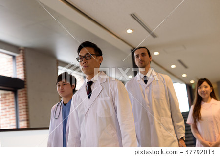 走在通道的醫生和護士對角自然光 37792013