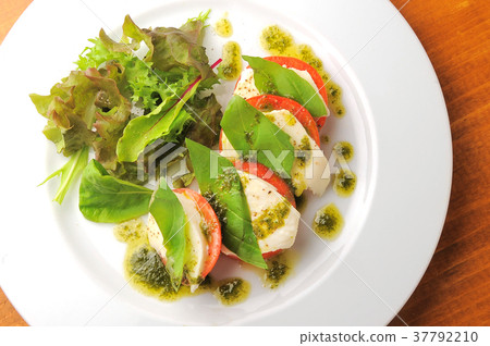 番茄和馬蘇里拉奶酪和羅勒沙拉 37792210