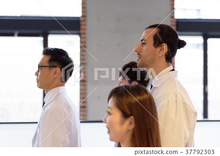 Japanese medical care, eyes from foreigners 37792303