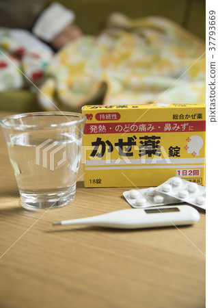 Cold medicine Children who go to bed with cold 37793669