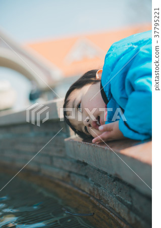 younger, person, observe 37795221