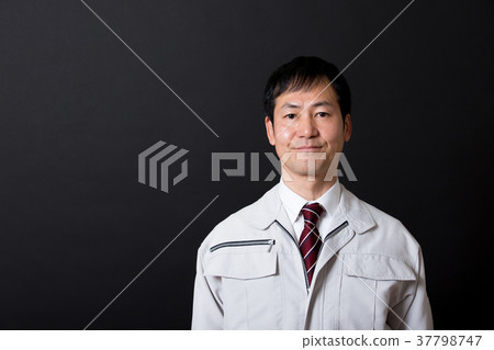 中年男子(工作服) 中年男子(工作服) 37798747