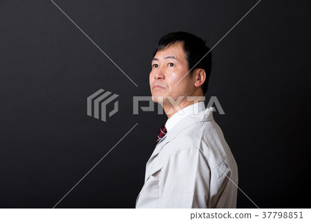 中年男子(工作服) 中年男子(工作服) 37798851