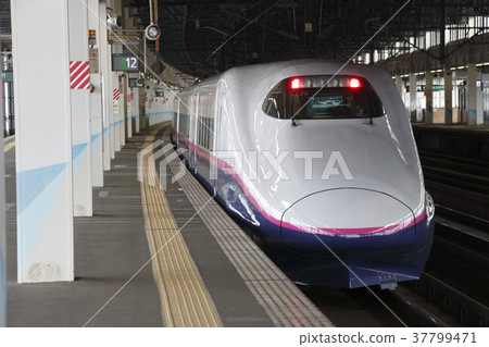 E2 Shinkansen Yamabiko train stopping at Kitakami Station 37799471