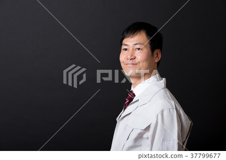 中年男子（工作服） 37799677