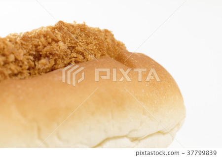 炸丸子麵包簡單的白色背景照片 炸丸子麵包簡單的白色背景照片 37799839