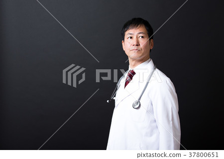 中間男性在白大衣 中間男性在白大衣 37800651