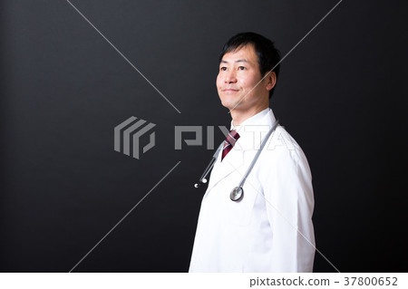 中間男性在白大衣 37800652