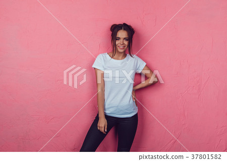 Attractive woman in a white t-shirt stands on a Attractive woman in a white t-shirt stands on a 37801582