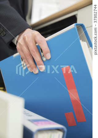 採取文件的商人手在書桌抽屜外面 37802744
