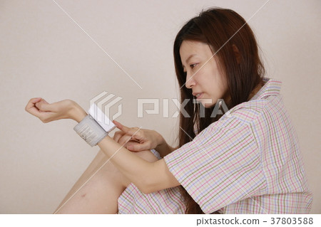 Women in pajamas Women in pajamas 37803588