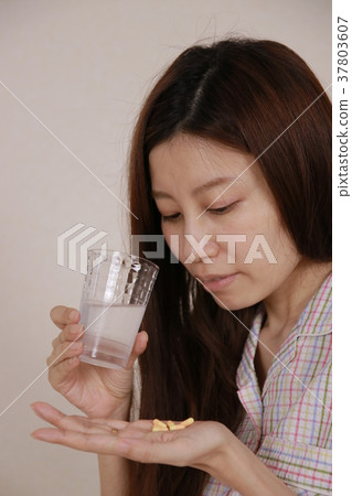 Women in pajamas Women in pajamas 37803607