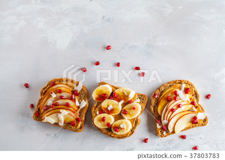 Peanut butter sandwiches with apple, banana Peanut butter sandwiches with apple, banana 37803783