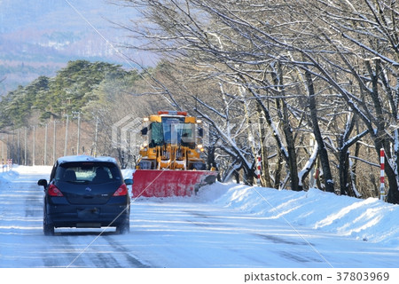 Snow removal work 37803969