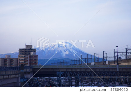 We look at Mount Iwate from Morioka Station of snowy scenery 37804030