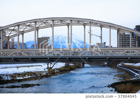 白雪皚皚的開放式橋樑和岩手山 37804045