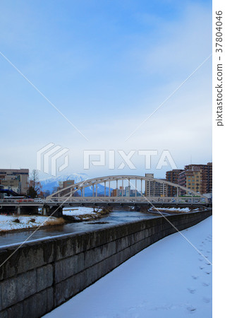 白雪皚皚的開放式橋樑和岩手山 37804046